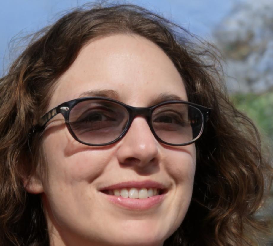 Especialista en arreglos florales mostrando técnica avanzada de composición